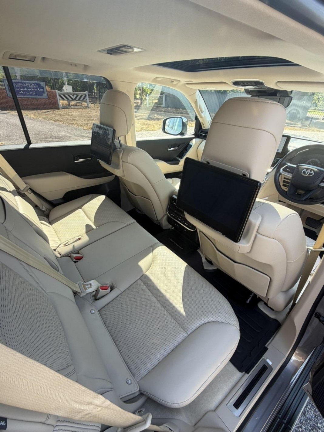 2025 Toyota Land Cruiser Sahara ZX photo 7